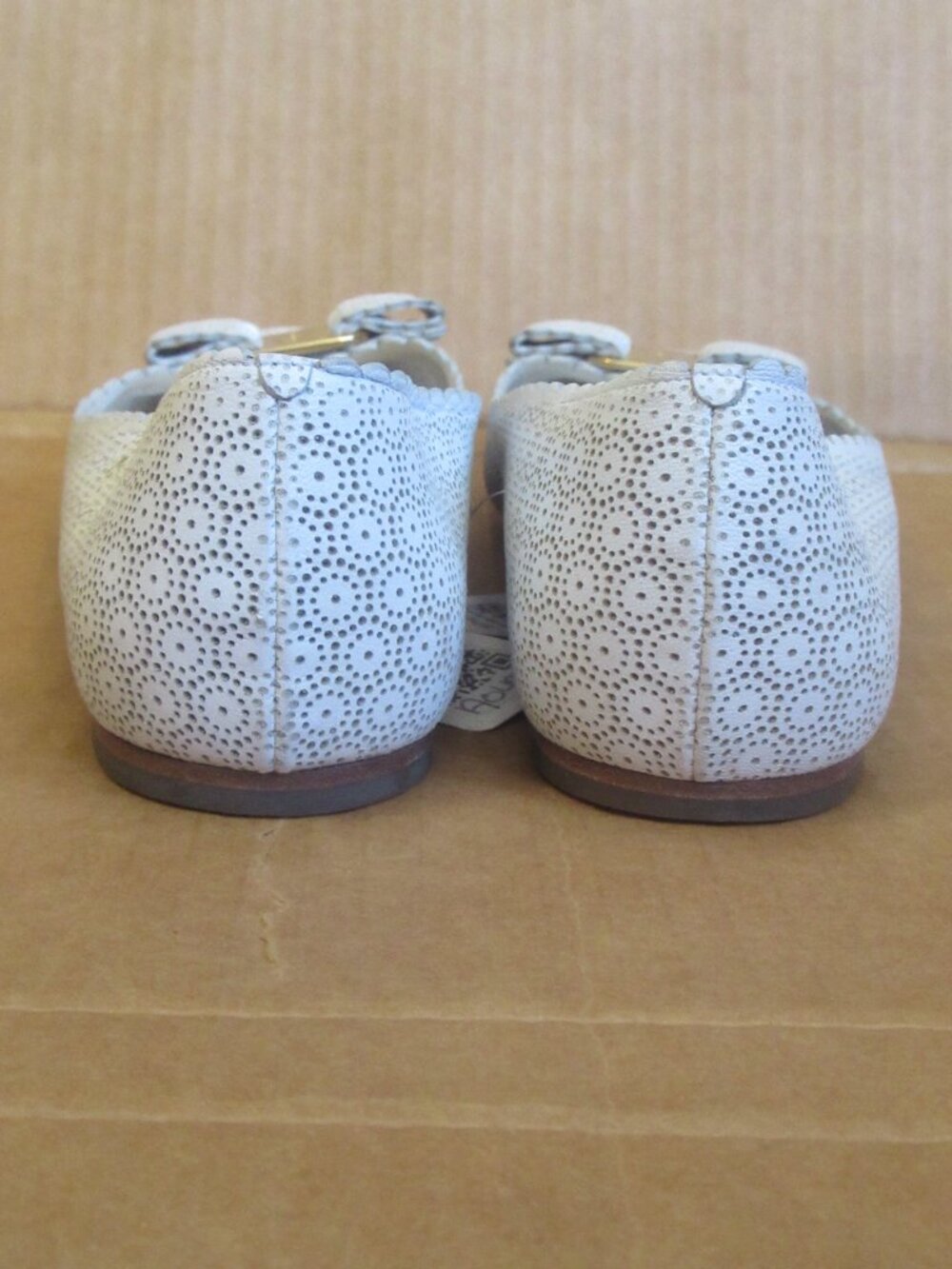Salvatore Ferragamo Vintage Vara Perforated Leather Bow Pumps White Gold | 8 B - Picture 13 of 16